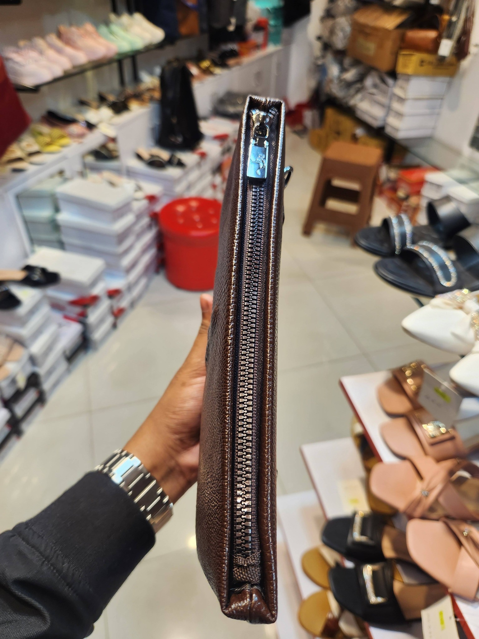 Trendy Crocodile Pattern Soft Leather Clutch Men's Large - brown - Image 3